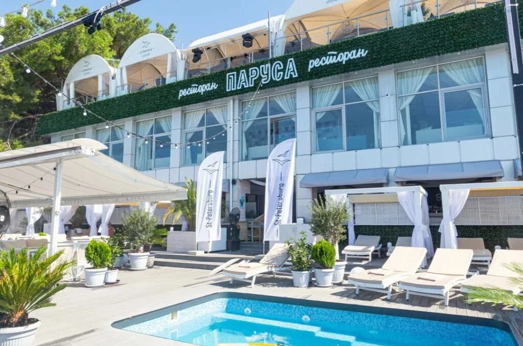 Паруса на море