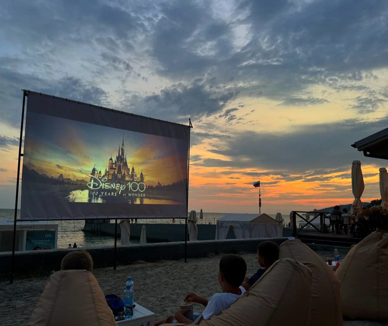 Кинотеатр под открытым небом, под шум морской волны 🌊 