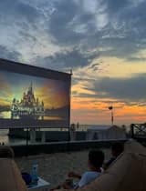 Кинотеатр под открытым небом, под шум морской волны 🌊 