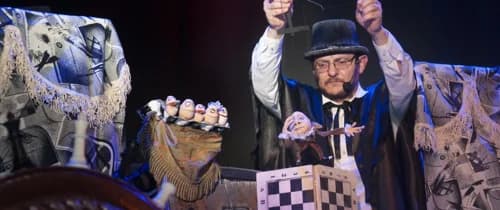 АЛИСА В ЗАЗЕРКАЛЬЕ, ИЛИ ПУТЕШЕСТВИЕ СКВОЗЬ ЗЕРКАЛО В РОССИЮ